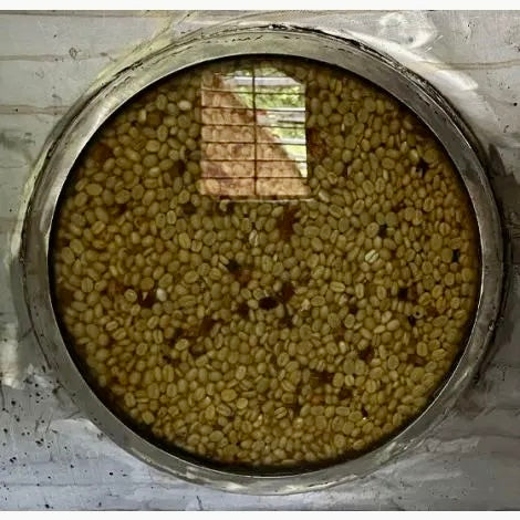 las cerezas maduras seleccionadas a mano sometidas a una fermentación anaeróbica de 72 horas en tanques de plástico con pulpa de kiwi añadida. Se agrega CO2 para desplazar el oxígeno, creando un ambiente anóxico.