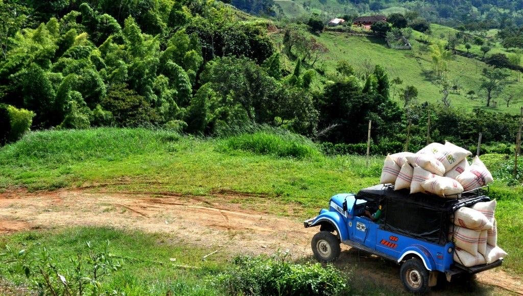 Jeep cargado hasta los topes de sacos de café colombianos. 